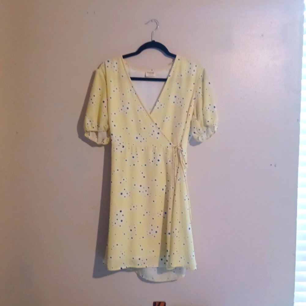 Peach Love Size Large wrap dress in a soft yellow with daisy print. Polyester.